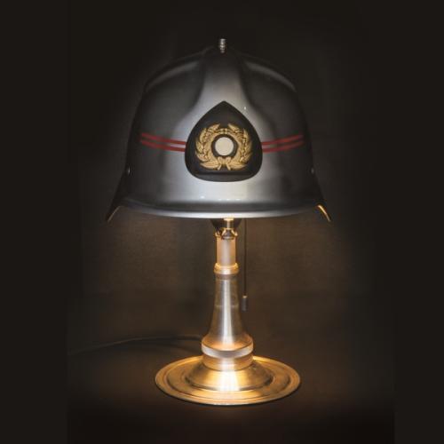 アップサイクル消防ヘルメットテーブルランプ