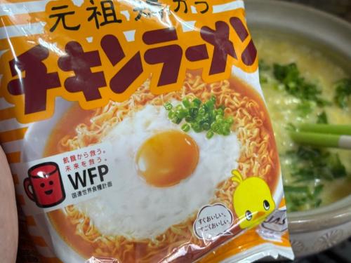 「チキンラーメン」を、そのまま豪快に手で砕いて雑炊の上から振りかける