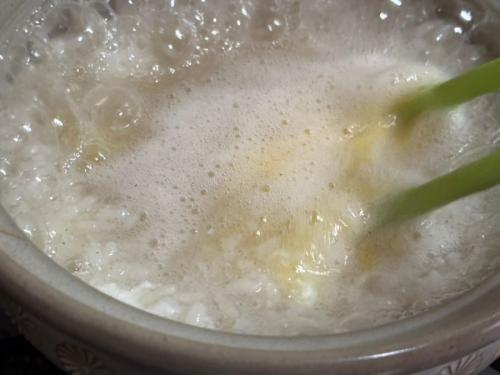 本格的に沸騰したら卵1個を割り入れ、サッとかき混ぜる