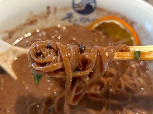カカオパウダーが練り込まれた麺