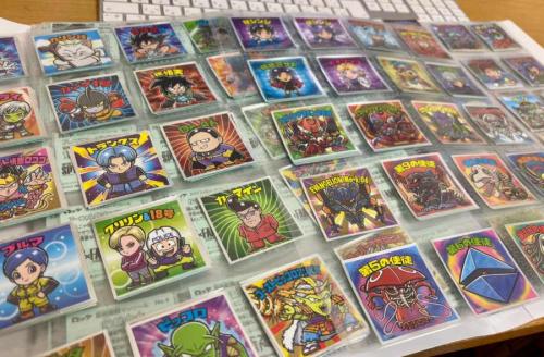 「ドラゴンボール」や「エヴァンゲリオン」などのコラボビックリマンシールがズラリ