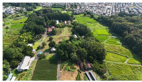 「新しき村」全景画像：（C）小輪瀬光夫