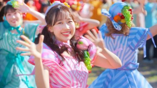 FRUITS ZIPPERを中心に大きな輪になって踊る