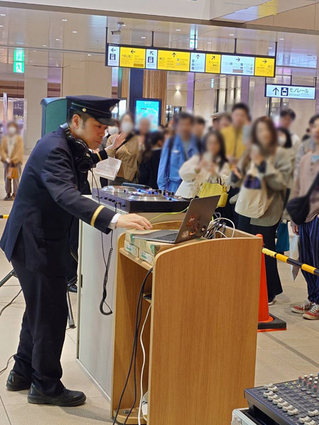 高速なスクラッチを披露する「DJ駅員ツヨシ」さん