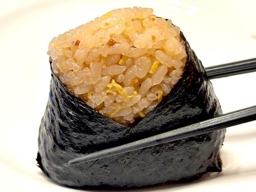 食べ口を汚さぬよう、お箸でいただきます