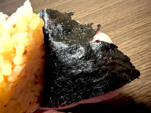 弾力のある海苔がかしわめしの旨味を引き立てる