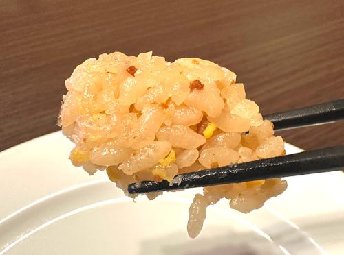 本家「かしわめし」に引けを取らない旨味。お箸でひとつまみでも大満足