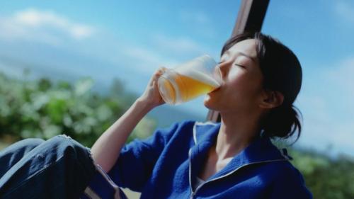美味しさがダイレクトに伝わってくる見事な飲みっぷりを披露