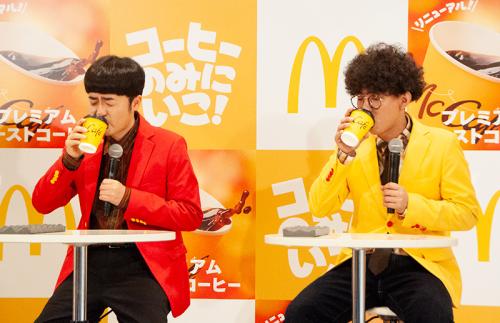 「相性抜群。香り高いコーヒーが甘さを引き立てる！」と美味しそうにコーヒーを味わうたくろう