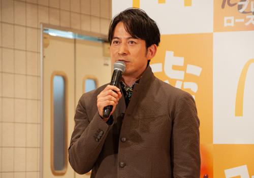 「（マクドナルドは）みんなで安心して集まれる場所。ぜひコーヒーを飲みながら、ほっとしてほしいです」と岡田准一