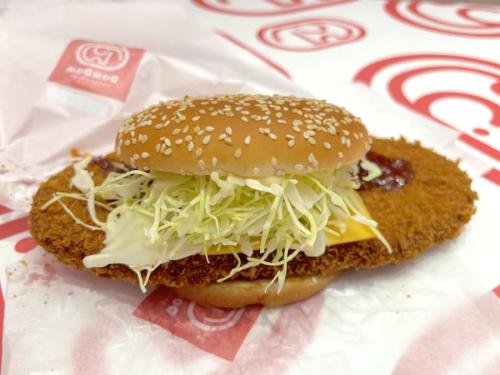 バンズからカツがはみ出している