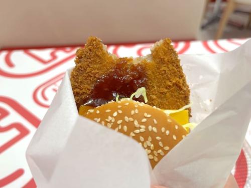 ひと口だけではバンズに辿り着けず