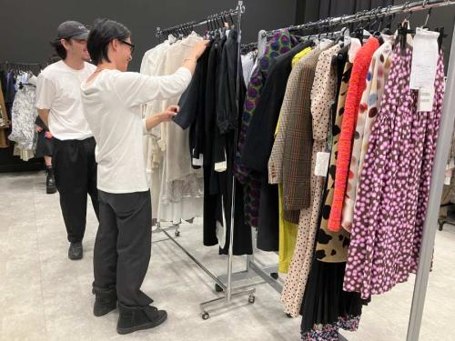 回収衣類からデザイナーが作品素材を選定する様子