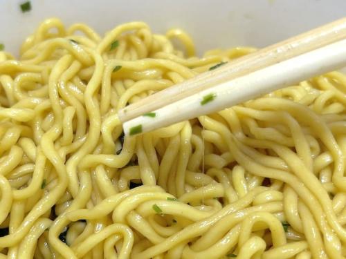 麺が糸を引く