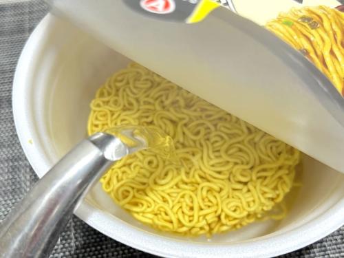 熱湯を注ぐ