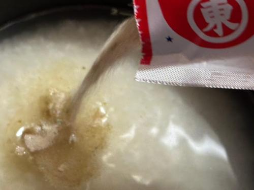 研いだ米にうどんスープを投入