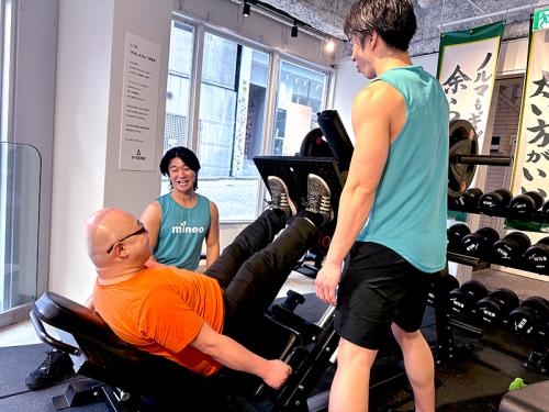 下半身を使ってウェイトを上げ下げする「レッグプレス」