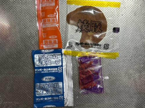中から「焼豚」「あといれ粉末スープ」「調味油」「紅しょうが」を取り出します