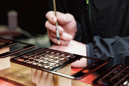 「山久漆工」の熟練塗師が仕上げを行う