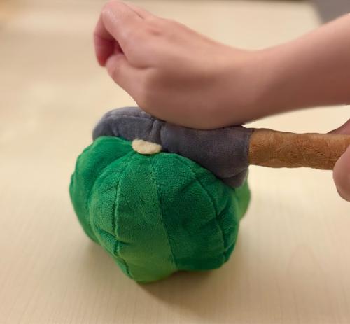 「包丁が抜けなくなったカボチャのぬいぐるみ」