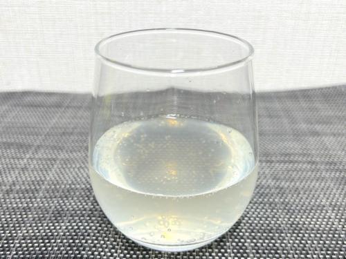 レモン果汁を絞ったような色