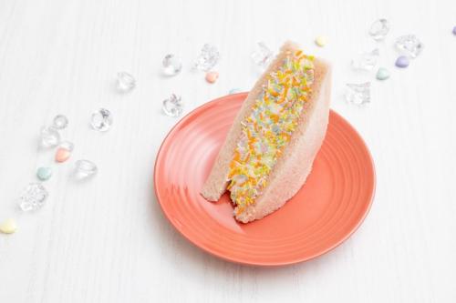 ピンク色のパン×チョコスプレーの圧倒的ビジュアル
