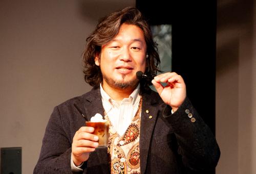 身近な材料を使ったアレンジコーヒーで自宅でのペアリングを勧める岩崎さん