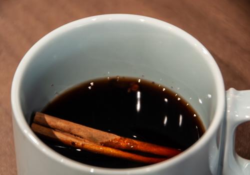 「エキゾチックスパイスコーヒー」。スパイスの風味がコーヒーの香ばしさを際立たせ、レギュラー銘柄が持つたばこの豊かな素材感に彩りを添える