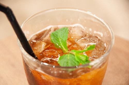 「シトラススパークリングコーヒー」。濃縮コーヒーと柑橘系の香りがメンソールの味を引き立てる