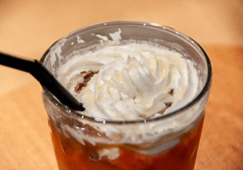 「いちご香るハニーホイップラテ」。ホイップクリームのリセット効果で「パープル カプセル」の味が新鮮に