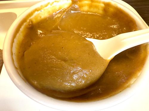 玉ねぎを72時間煮込んだブイヨンがベース、粘度の高さが特徴のオーベルジーヌ欧風カレー