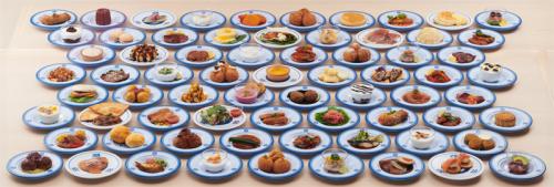 当時目玉だった「世界70か国の料理を再現した特別メニュー」も復刻