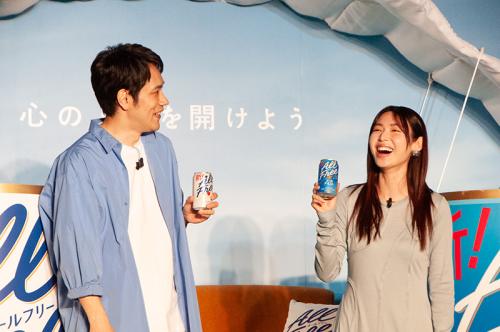 「オールフリー ＜エールテイスト＞」の味わいを笑顔で語る白石聖さん