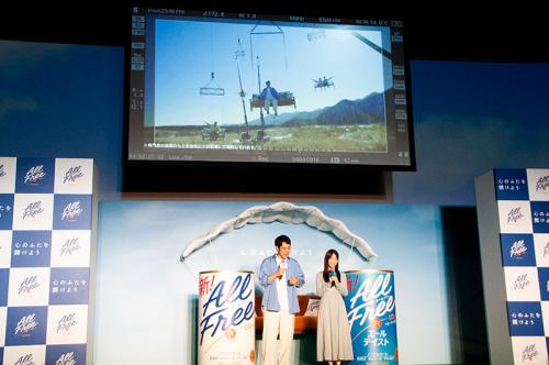 クレーン7台を駆使したCM撮影を振り返る松山ケンイチさんと白石聖さん