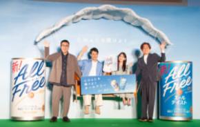 松山ケンイチ、ソファーに乗って空を舞う！「オールフリー」新CMの撮影秘話語る