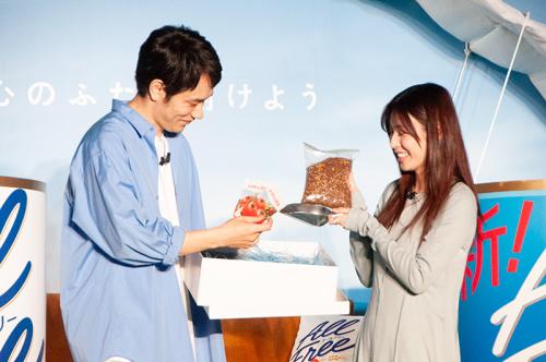松山さんから白石さんにガーデニングセットをプレゼント