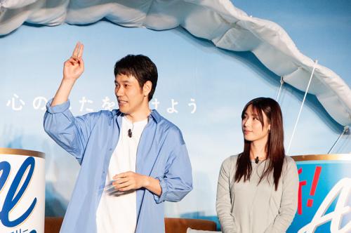 「カシュッ！」缶を開ける音の爽快さを表現する松山ケンイチさん（左）