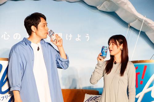 「オールフリー」を味わう松山ケンイチさん、「オールフリー ＜エールテイスト＞」を味わう白石聖さん
