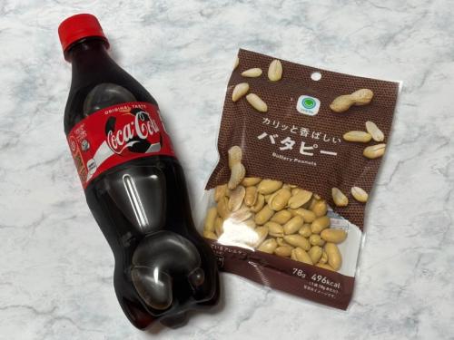 近所のコンビニでコーラとピーナッツを購入