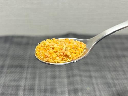 「カラムーチョふりかけ ホットチリ味」をスプーンですくう