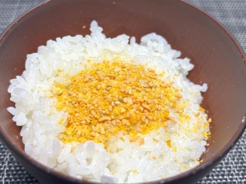 「カラムーチョふりかけ ホットチリ味」をご飯にかける