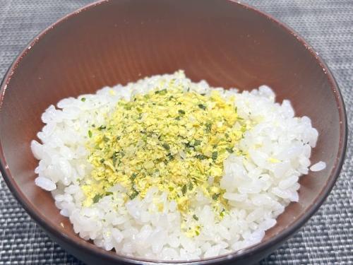 「ポテトチップスのり塩味ふりかけ」をご飯にかける
