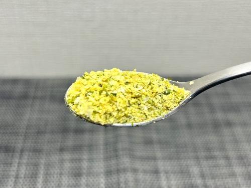 「ポテトチップスのり塩味ふりかけ」をスプーンですくう