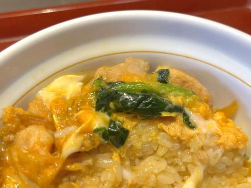 菜の花が親子丼の美味しさを引き上げる