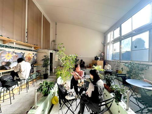 浴室だった場所をそのまま活かした「MATCHA＆ESPRESSO MIYANO-YU」の店内。陽射しの降り注ぐ開放的な空間でカフェを楽しめる