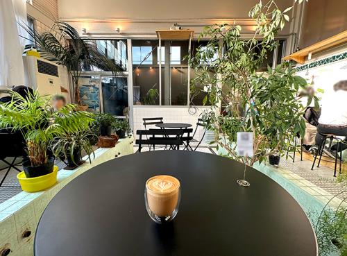 浴室だった場所をそのまま活かした「MATCHA＆ESPRESSO MIYANO-YU」の店内。陽射しの降り注ぐ開放的な空間でカフェを楽しめる