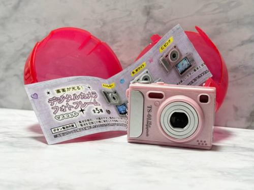 シャッターを押すと写真が現れる カプセルトイ「デジタルカメラフォトフレームマスコット」使ってみた