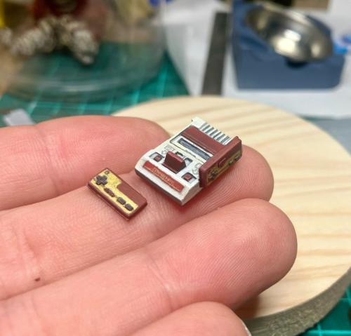 プラ板から削り出されたミニチュアのファミコン 初期型仕様にゲーマーたちもニッコリ
