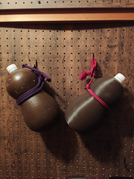 2つの瓢箪型ペットボトルホルダー