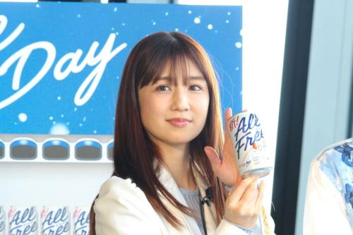 サイン缶を掲げる小倉優子
